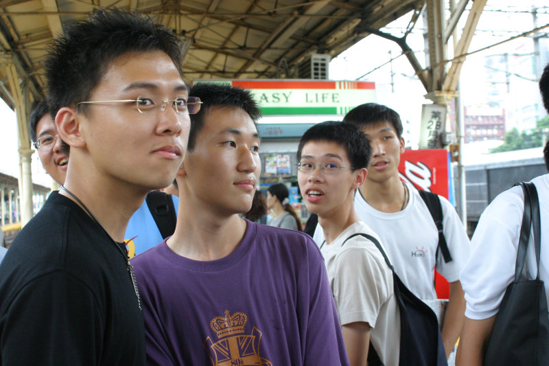 台灣鐵路旅遊攝影台中火車站月台交談的旅客2005攝影照片76