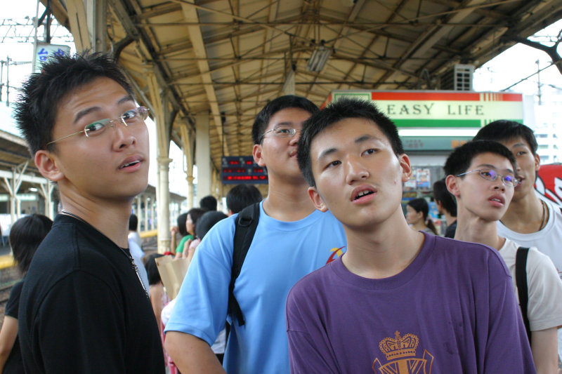 台灣鐵路旅遊攝影台中火車站月台交談的旅客2005攝影照片77