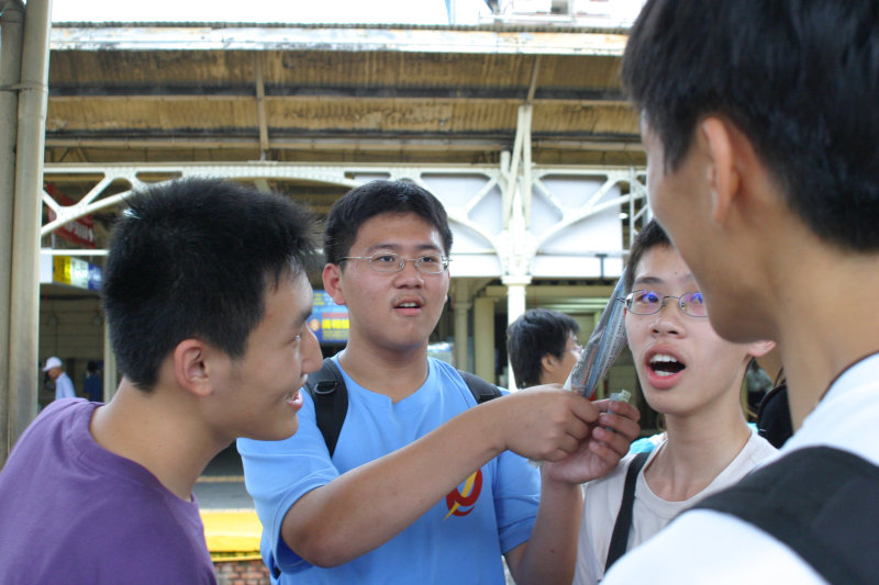 台灣鐵路旅遊攝影台中火車站月台交談的旅客2005攝影照片79