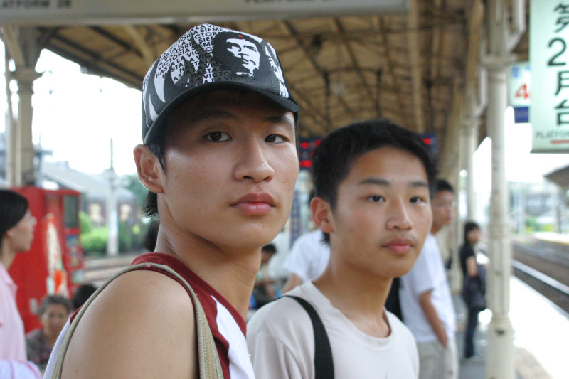 台灣鐵路旅遊攝影台中火車站月台交談的旅客2005攝影照片81