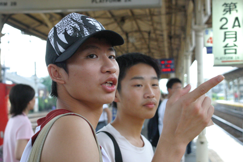 台灣鐵路旅遊攝影台中火車站月台交談的旅客2005攝影照片82