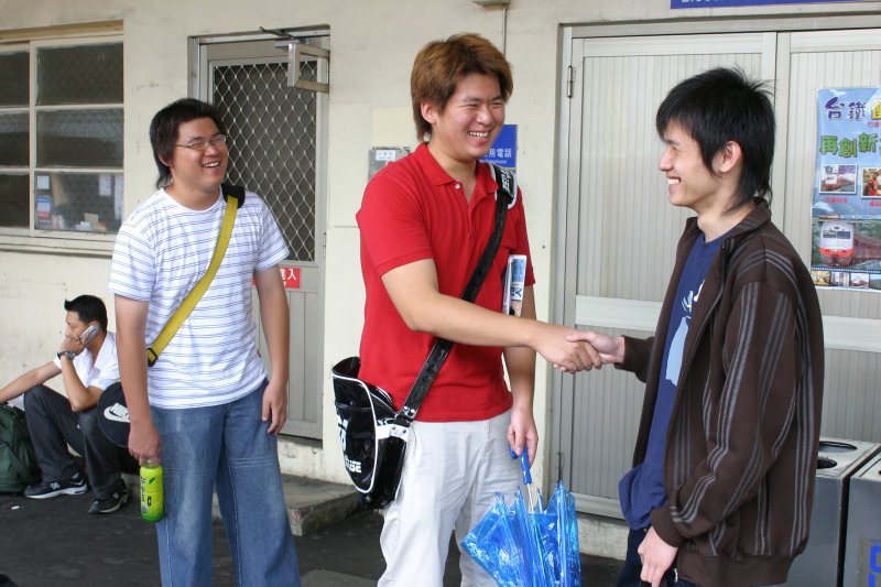 台灣鐵路旅遊攝影台中火車站月台交談的旅客2005攝影照片83