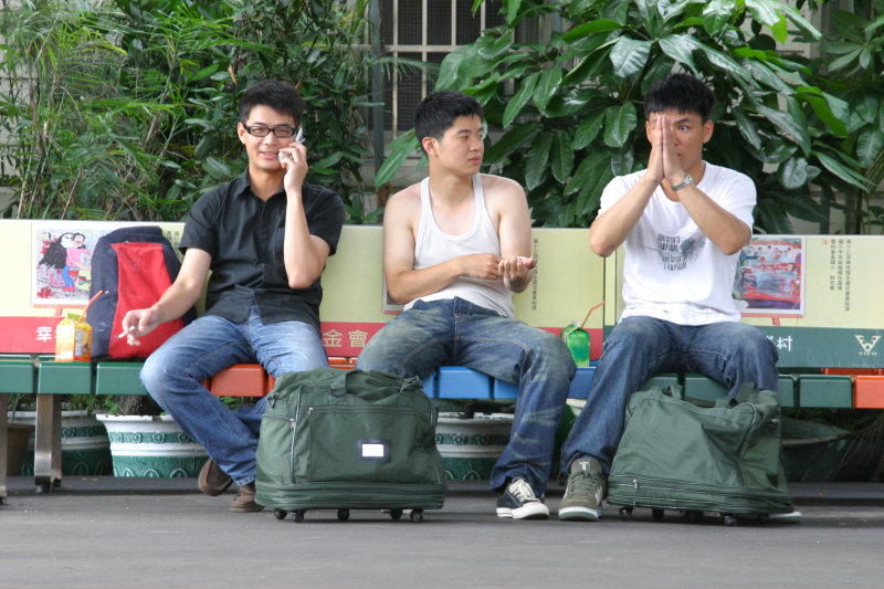 台灣鐵路旅遊攝影台中火車站月台交談的旅客2005攝影照片84