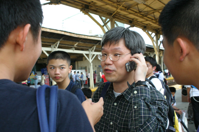 台灣鐵路旅遊攝影台中火車站月台交談的旅客2005攝影照片87