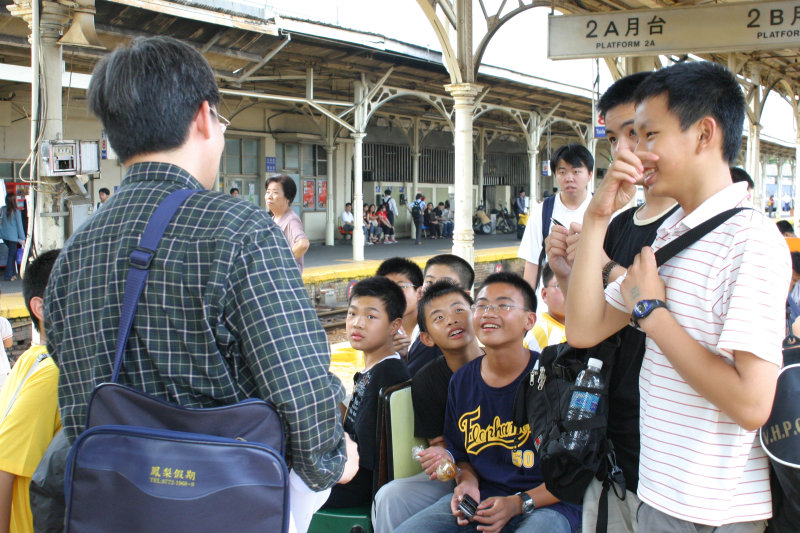 台灣鐵路旅遊攝影台中火車站月台交談的旅客2005攝影照片88