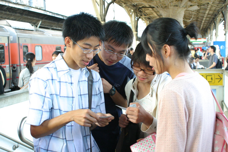 台灣鐵路旅遊攝影台中火車站月台交談的旅客2005攝影照片91