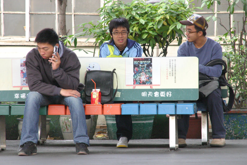 台灣鐵路旅遊攝影台中火車站月台交談的旅客2005攝影照片95