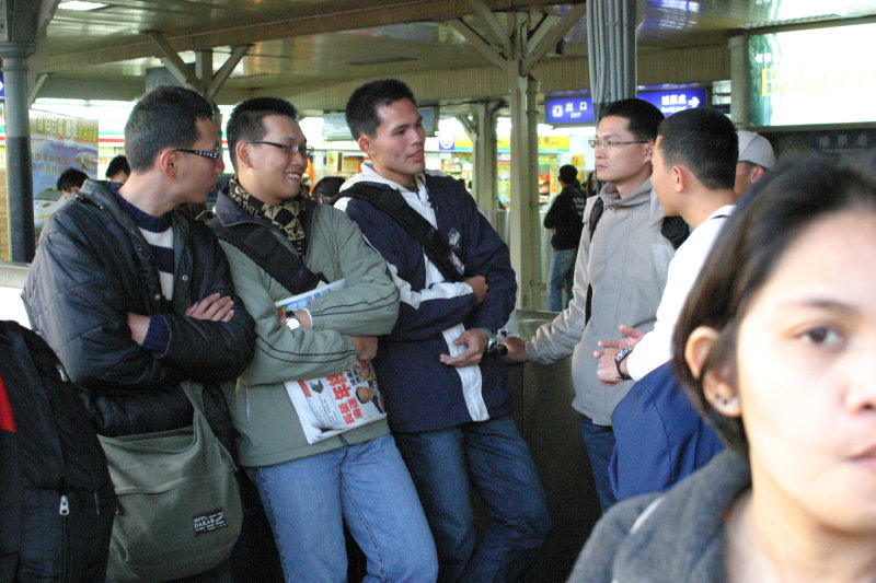 台灣鐵路旅遊攝影台中火車站月台交談的旅客2005攝影照片100
