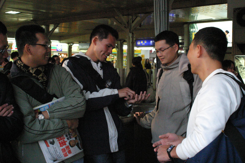 台灣鐵路旅遊攝影台中火車站月台交談的旅客2005攝影照片101