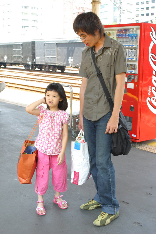 台灣鐵路旅遊攝影台中火車站月台交談的旅客2005攝影照片102