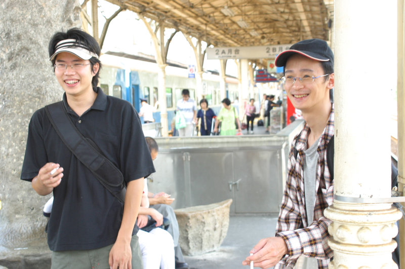 台灣鐵路旅遊攝影台中火車站月台交談的旅客2005攝影照片103