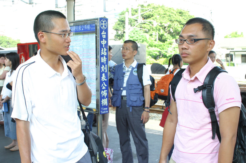 台灣鐵路旅遊攝影台中火車站月台交談的旅客2005攝影照片105