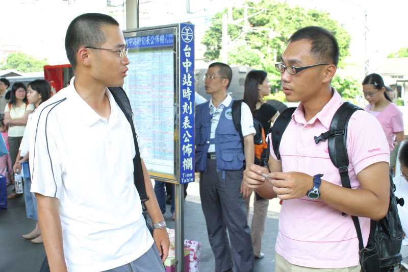 台灣鐵路旅遊攝影台中火車站月台交談的旅客2005攝影照片106