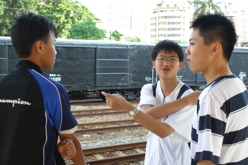 台灣鐵路旅遊攝影台中火車站月台交談的旅客2005攝影照片107