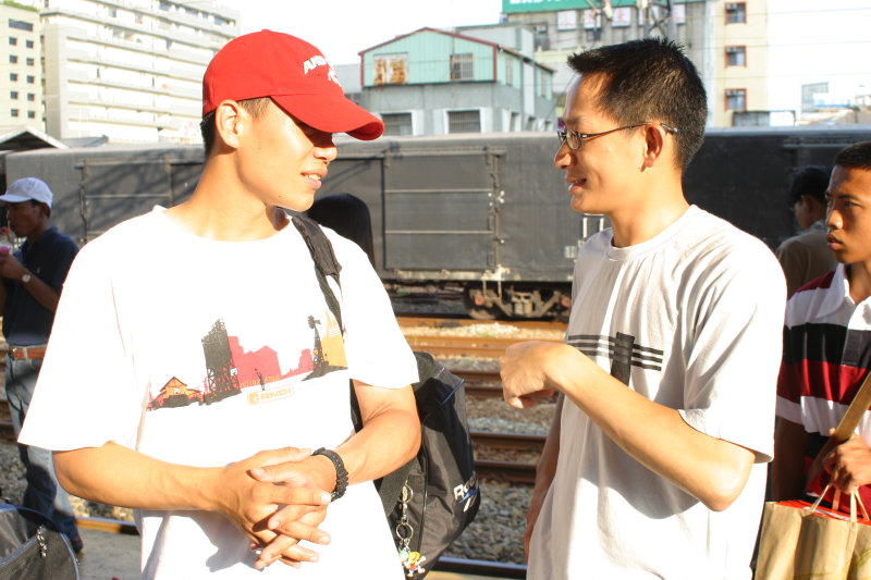 台灣鐵路旅遊攝影台中火車站月台交談的旅客2005攝影照片110