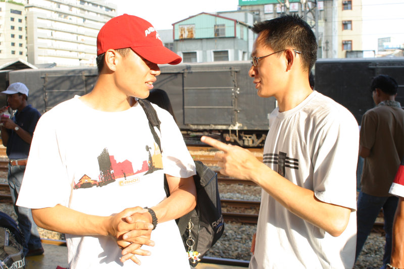 台灣鐵路旅遊攝影台中火車站月台交談的旅客2005攝影照片112
