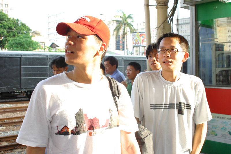 台灣鐵路旅遊攝影台中火車站月台交談的旅客2005攝影照片114