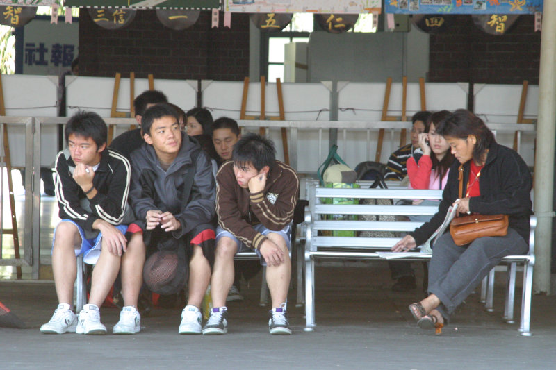 台灣鐵路旅遊攝影台中火車站月台交談的旅客2005攝影照片122