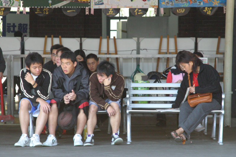 台灣鐵路旅遊攝影台中火車站月台交談的旅客2005攝影照片123