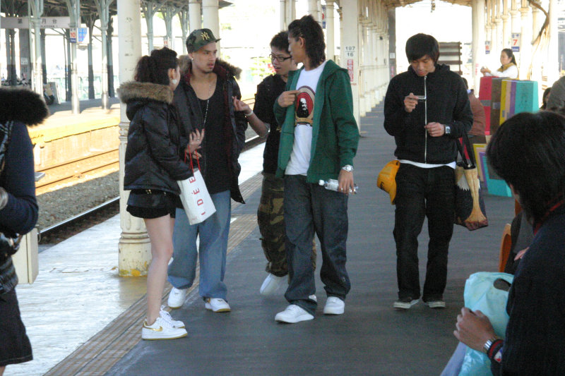 台灣鐵路旅遊攝影台中火車站月台交談的旅客2005攝影照片124