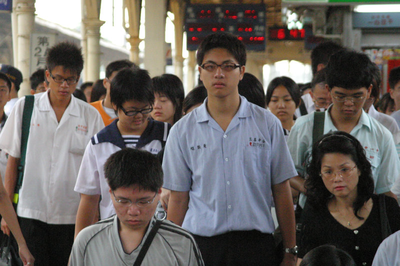 台灣鐵路旅遊攝影台中火車站月台交談的旅客2005攝影照片129