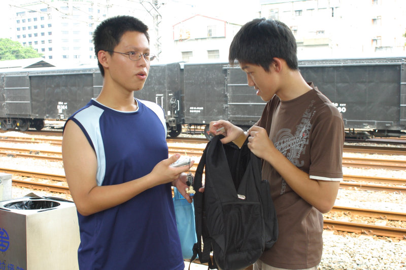 台灣鐵路旅遊攝影台中火車站月台交談的旅客2005攝影照片131