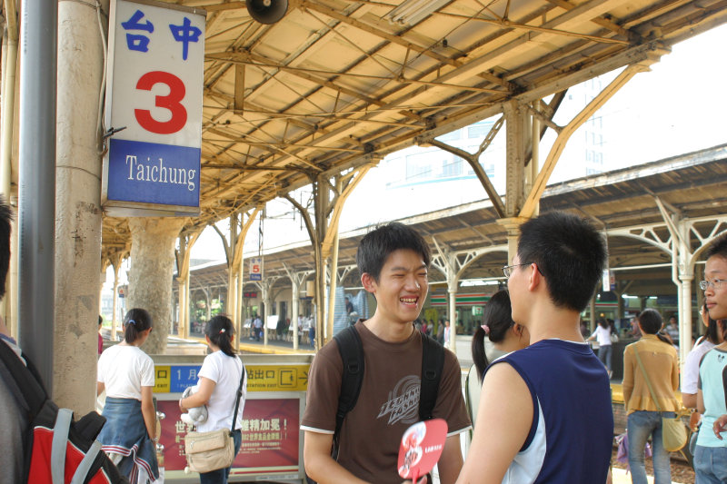 台灣鐵路旅遊攝影台中火車站月台交談的旅客2005攝影照片132