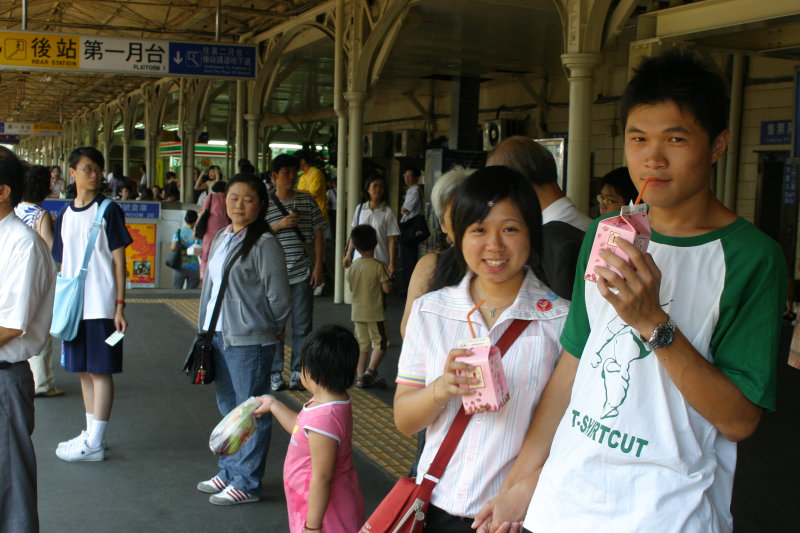 台灣鐵路旅遊攝影台中火車站月台交談的旅客2005攝影照片133