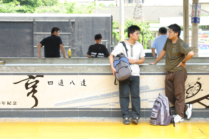 台灣鐵路旅遊攝影台中火車站月台交談的旅客2005攝影照片136
