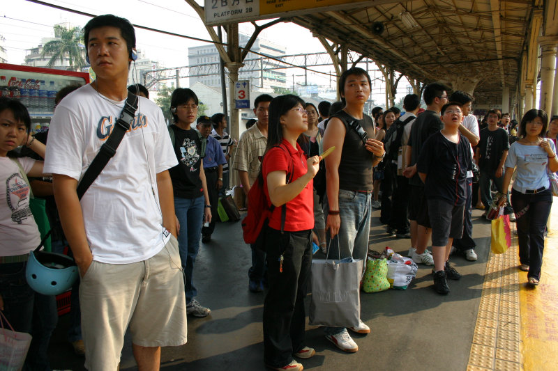 台灣鐵路旅遊攝影台中火車站月台交談的旅客2005攝影照片139
