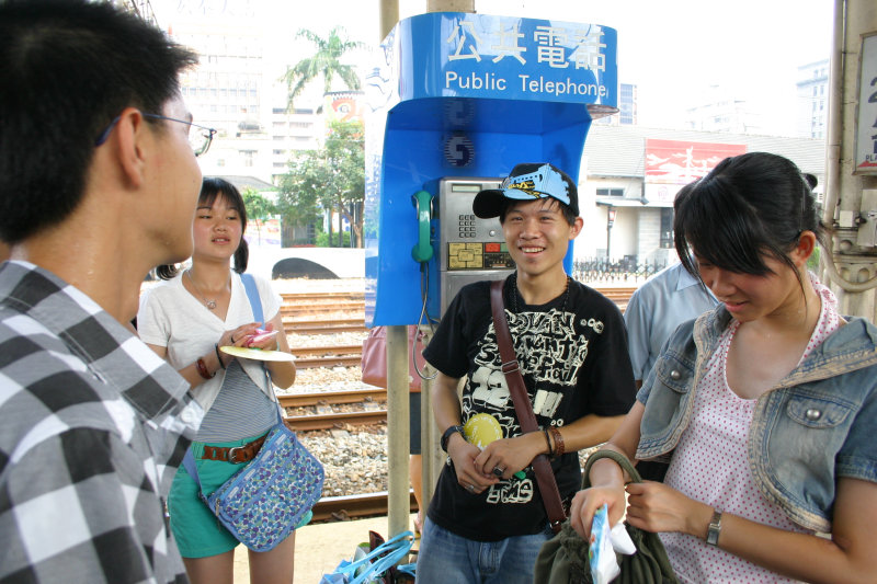 台灣鐵路旅遊攝影台中火車站月台交談的旅客2005攝影照片140