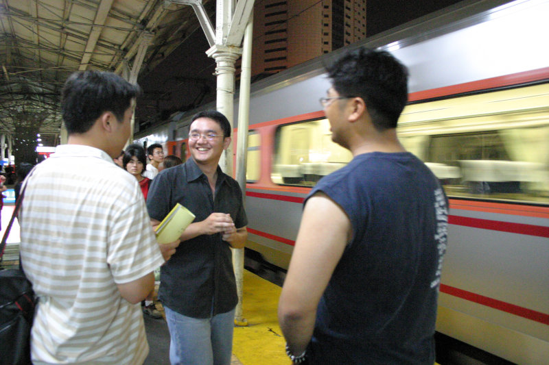 台灣鐵路旅遊攝影台中火車站月台交談的旅客2005攝影照片141