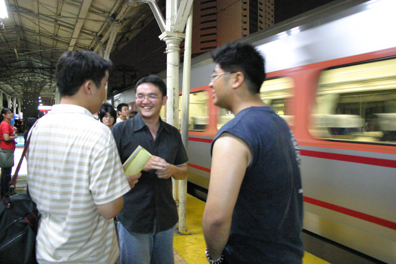 台灣鐵路旅遊攝影台中火車站月台交談的旅客2005攝影照片142