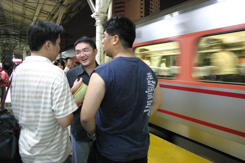 台灣鐵路旅遊攝影台中火車站月台交談的旅客2005攝影照片143