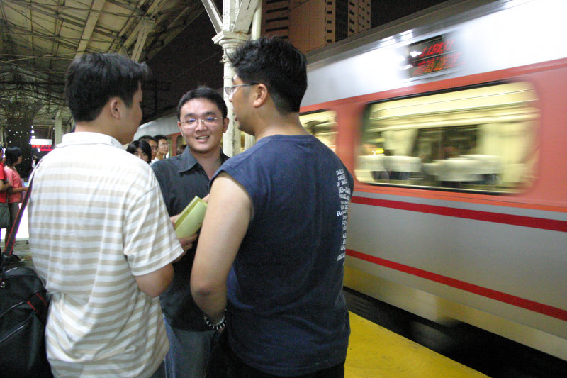 台灣鐵路旅遊攝影台中火車站月台交談的旅客2005攝影照片144