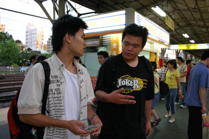 台灣鐵路旅遊攝影台中火車站月台交談的旅客2005攝影照片145