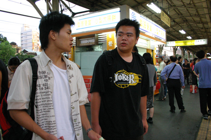 台灣鐵路旅遊攝影台中火車站月台交談的旅客2005攝影照片146