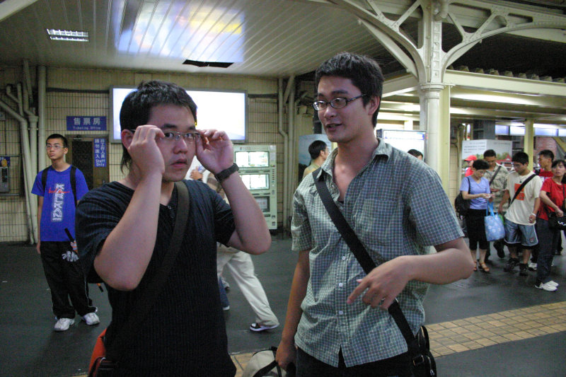 台灣鐵路旅遊攝影台中火車站月台交談的旅客2005攝影照片148