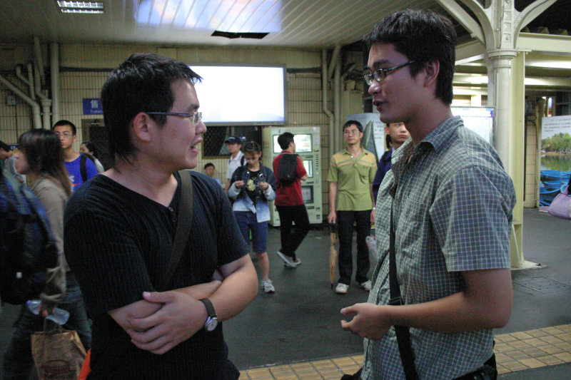 台灣鐵路旅遊攝影台中火車站月台交談的旅客2005攝影照片149