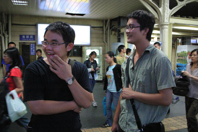 台灣鐵路旅遊攝影台中火車站月台交談的旅客2005攝影照片151