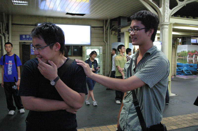 台灣鐵路旅遊攝影台中火車站月台交談的旅客2005攝影照片152
