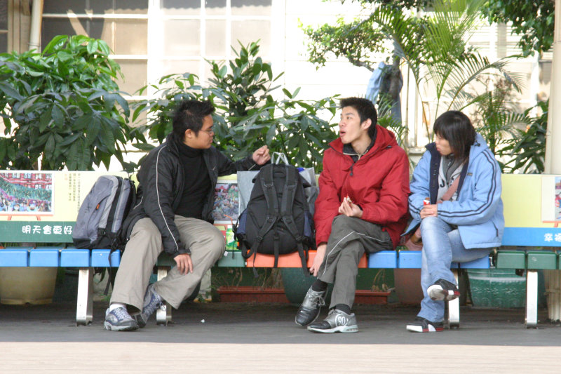 台灣鐵路旅遊攝影台中火車站月台交談的旅客2005攝影照片154