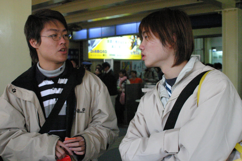 台灣鐵路旅遊攝影台中火車站月台交談的旅客2005攝影照片155