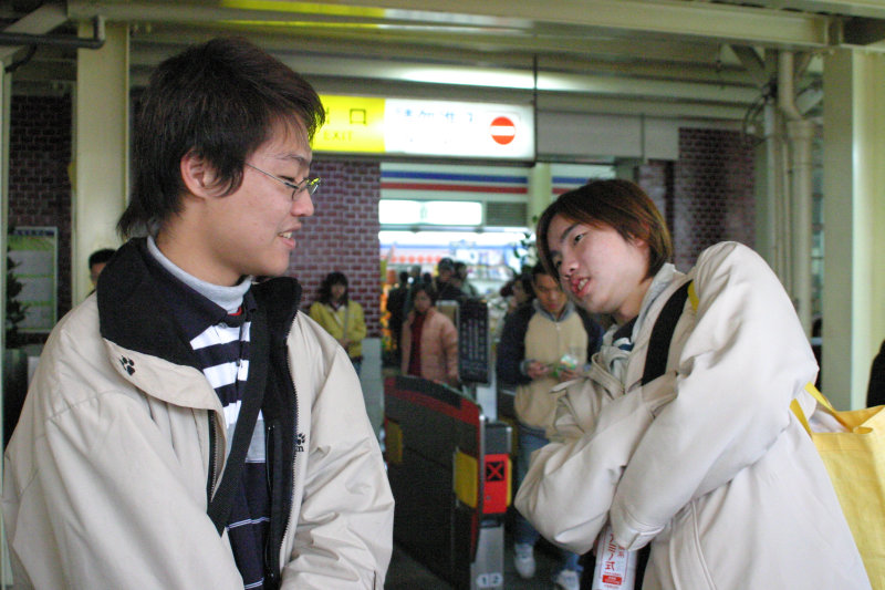 台灣鐵路旅遊攝影台中火車站月台交談的旅客2005攝影照片156