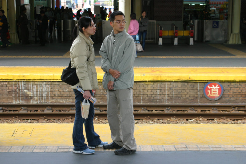 台灣鐵路旅遊攝影台中火車站月台交談的旅客2005攝影照片157