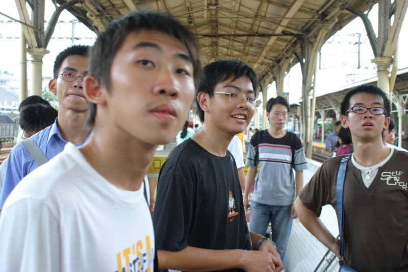 台灣鐵路旅遊攝影台中火車站月台交談的旅客2005攝影照片160