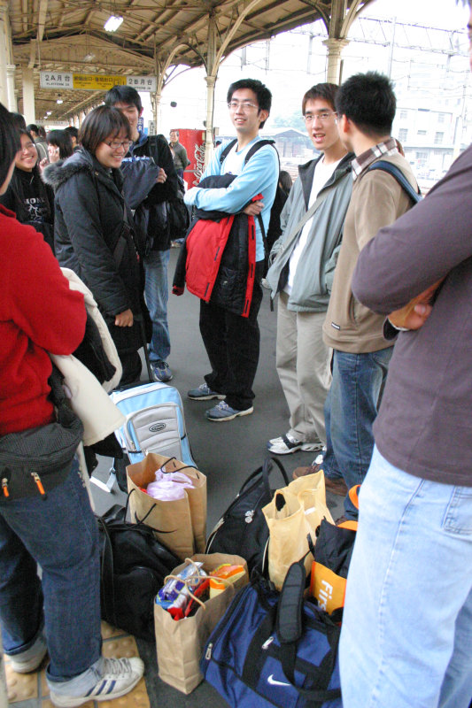 台灣鐵路旅遊攝影台中火車站月台交談的旅客2005攝影照片161