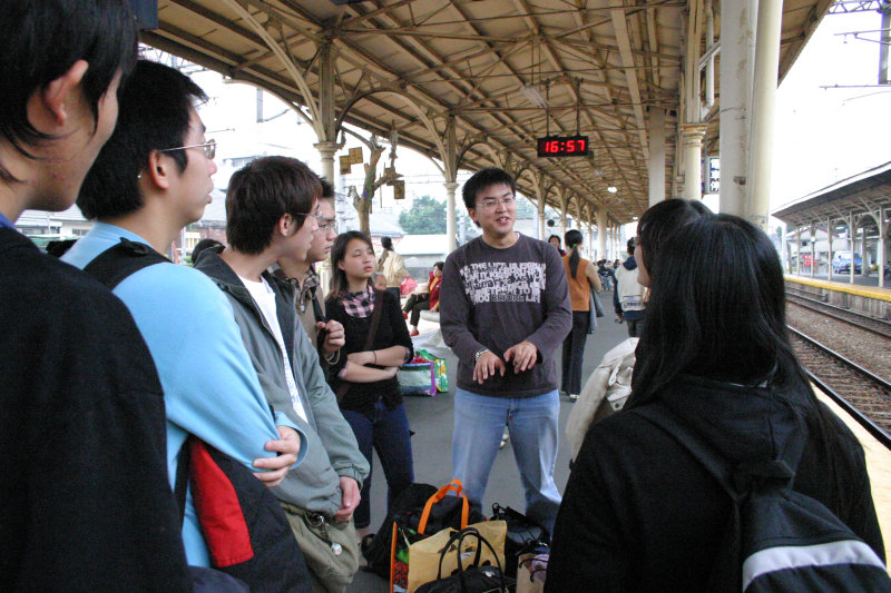 台灣鐵路旅遊攝影台中火車站月台交談的旅客2005攝影照片162