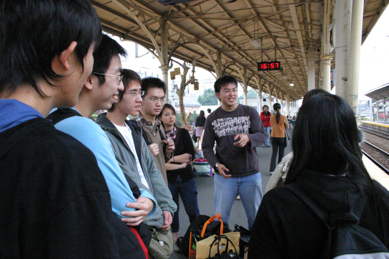 台灣鐵路旅遊攝影台中火車站月台交談的旅客2005攝影照片163