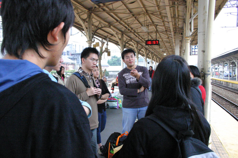 台灣鐵路旅遊攝影台中火車站月台交談的旅客2005攝影照片164